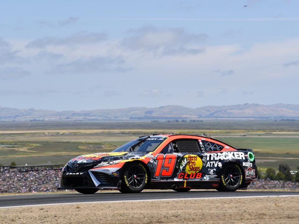Ku Martin Truex Jr. giành chiến thắng thứ ba trong sự nghiệp tại Sonoma